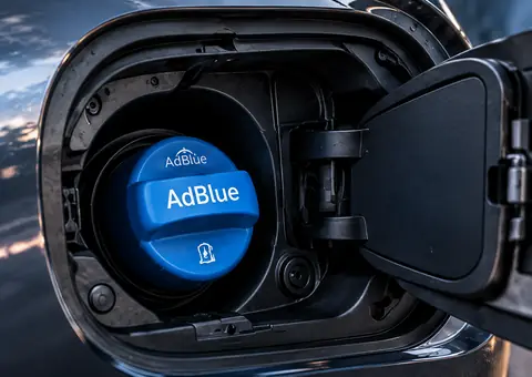 Концептуална илюстрация на синя капачка за AdBlue